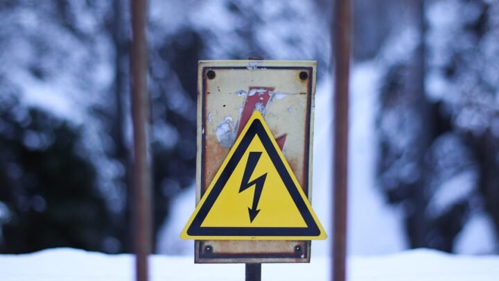 Yellow warning triangle sign, symbolizing the red flags to watch for before signing a cheap SEO contract