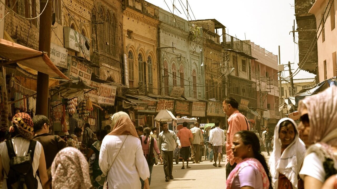 Busy Indian city street scene representing everyday mobile internet usage across varying network conditions