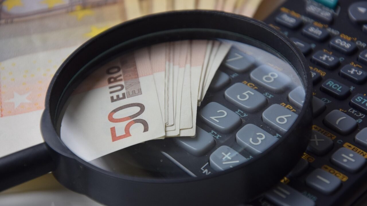 Calculator and price tags on a table, representing price-led search queries used by Indian online shoppers