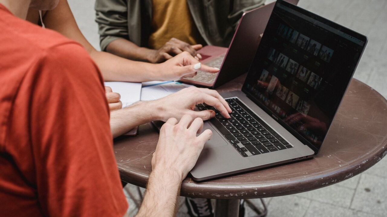 Person reading Reddit and Quora discussion threads on a laptop while doing keyword research