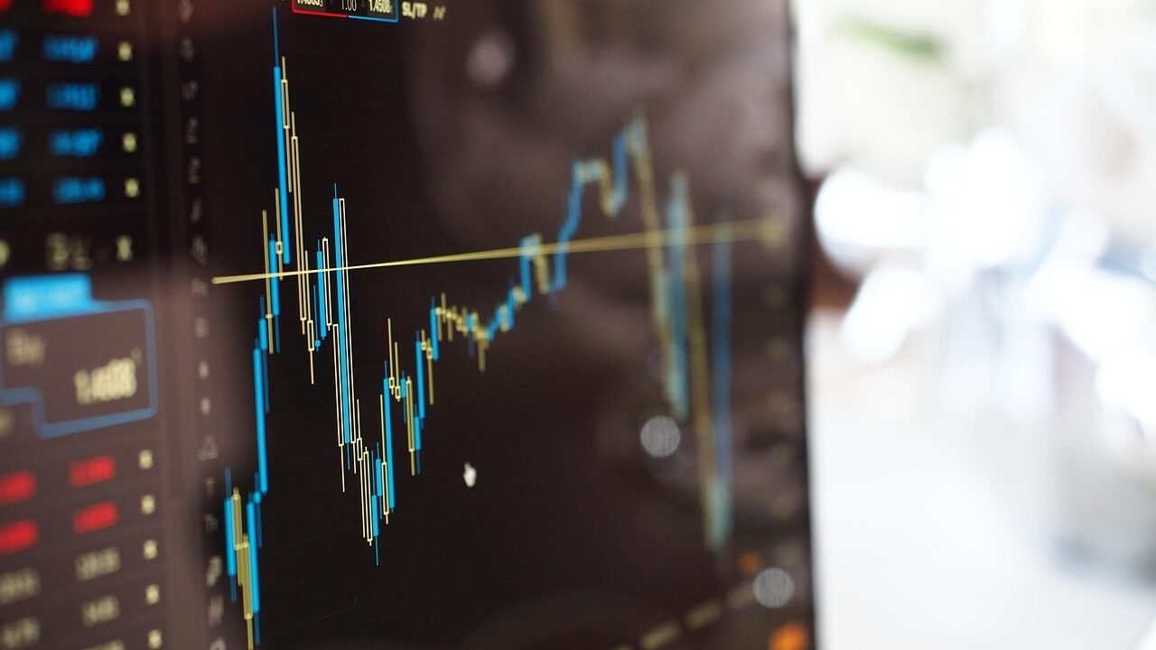 Upward growth chart on a screen representing rising voice search adoption in India